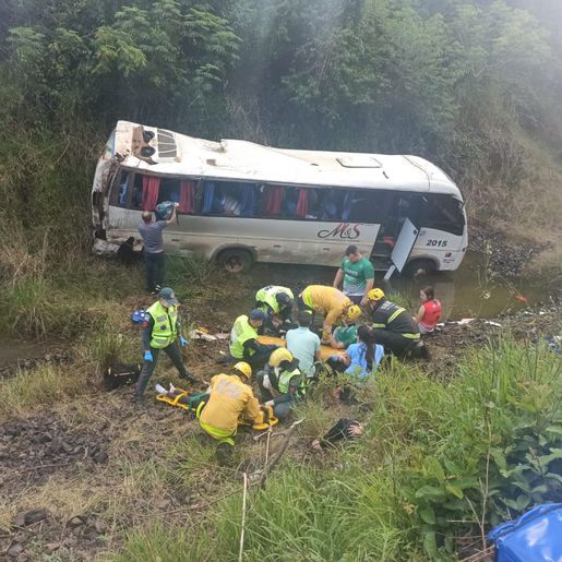 Acidente entre ônibus e caminhão deixa 17 vítimas na BR-282 em Nova Erechim