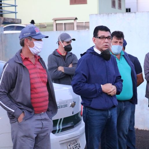 Prefeitura de SJCedro desloca equipe para auxiliar atingidos por tornado em Descanso