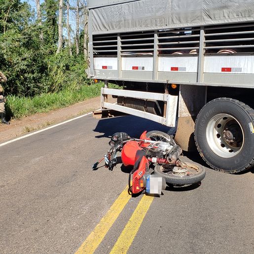 Colisão entre moto e caminhão deixa um ferido na SC-163, em Iporã do Oeste