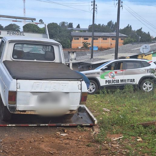 Veículo abandonado é removido pela PM em Dionísio Cerqueira