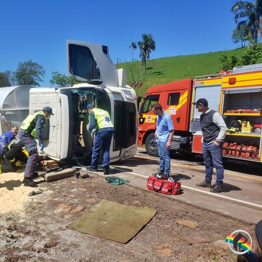 Homem fica ferido em tombamento de caminhão na SC-386