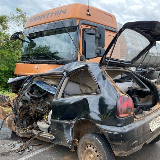 Homem morre em colisão entre carro e caminhão na BR-282, em Descanso