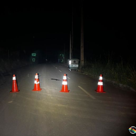 Veículo colide contra poste e deixa bairro sem energia em São Miguel do Oeste