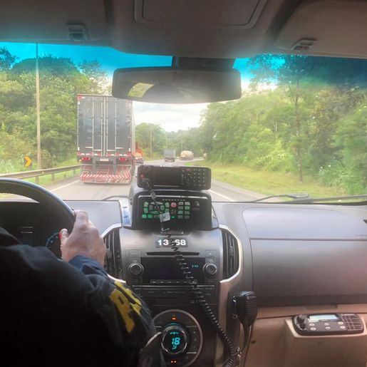 Polícia escolta carga com 15 milhões de luvas cirúrgicas que serão usadas em SC