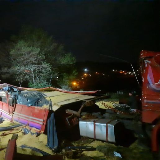 Caminhão sai da pista e motorista fica ferido na SC-161, em Romelândia