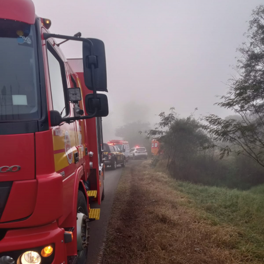 Carreta tomba às margens da BR-282 em Flor do Sertão