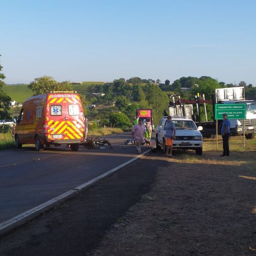 Colisão entre carro e moto deixa duas pessoas gravemente feridas na SC-163