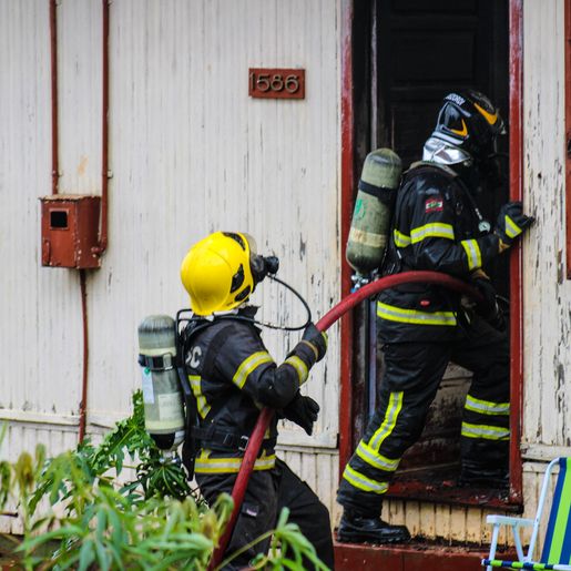 Casa é atingida por incêndio em São Miguel do Oeste; fotos