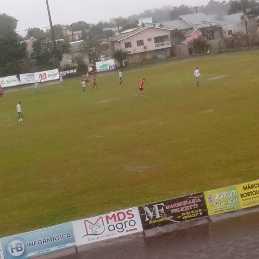 Nos acréscimos, Ouro Verde vence ida das semifinais do Estadual
