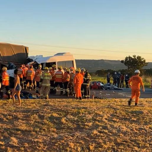 Acidente entre caminhão e van deixa 5 mortos e 11 feridos no DF
