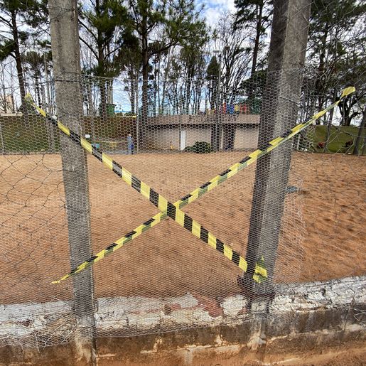 Mesmo com local interditado, PM flagra pessoas jogando bola em praça de SMO