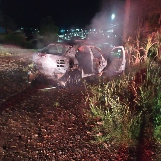 Incêndio deixa carro totalmente destruído na cidade