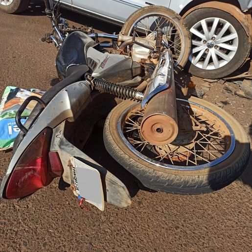 Homem fica ferida em colisão entre carro e moto no centro