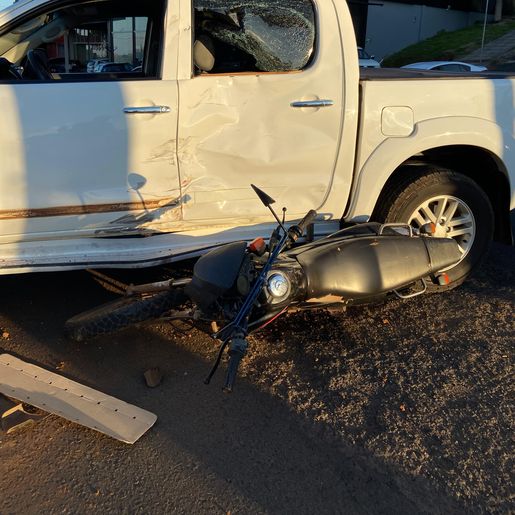Colisão entre moto e camionete deixa homem ferido em São Miguel do Oeste