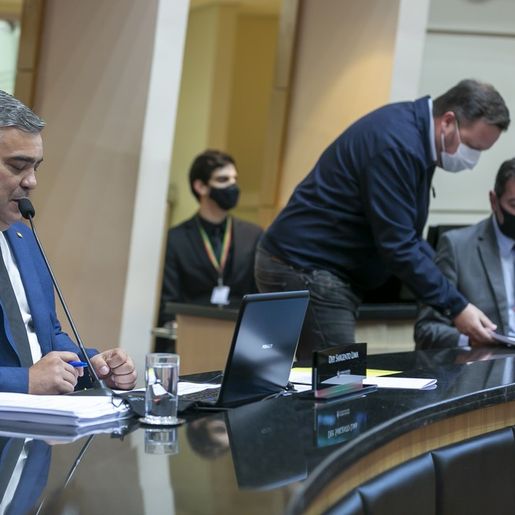 Deputados aprovam relatório com novo pedido de impeachment contra Moisés