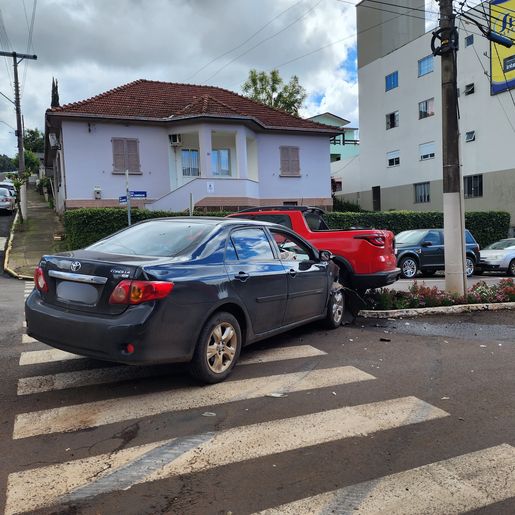 Colisão entre carros deixa homem ferido em Itapiranga