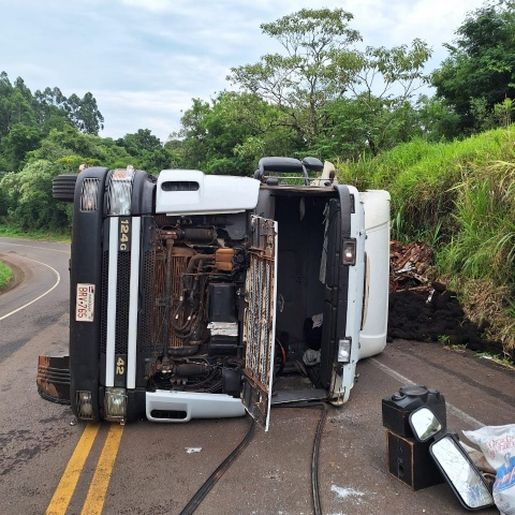 Tombamento de carreta na SC-161 deixa trânsito lento em Romelândia