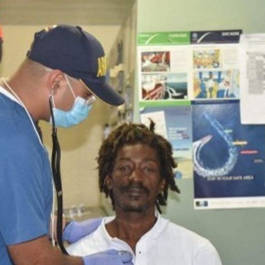 Homem é resgatado após ficar 24 dias à deriva se alimentando de ketchup