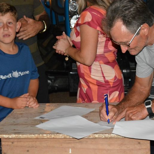 Governo municipal de Campo Erê entrega trator para patrulha agrícola