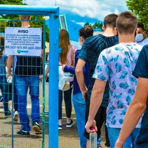 Estudantes reclamam de questões longas e complexas no Enem 2021