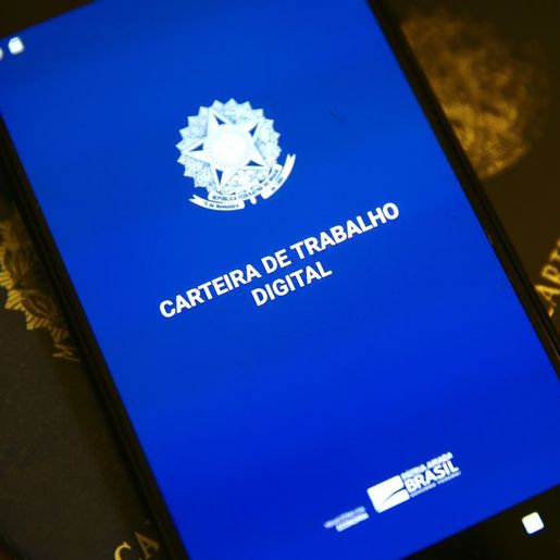 Brasil cria 155 mil empregos com carteira assinada em maio