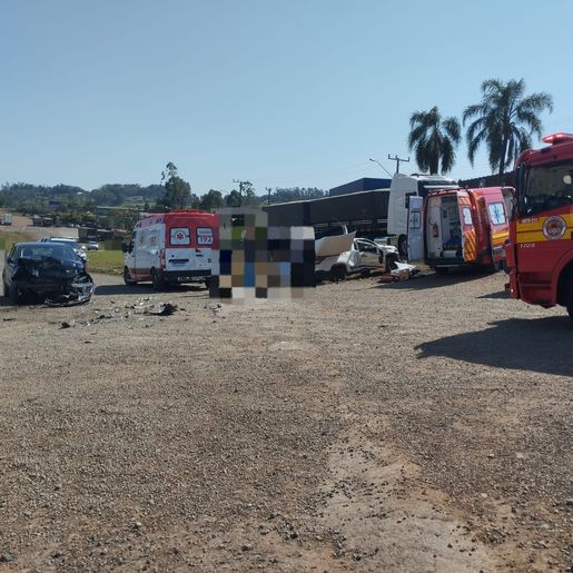 Colisão entre dois carros na BR-282 em Maravilha deixa jovem ferido