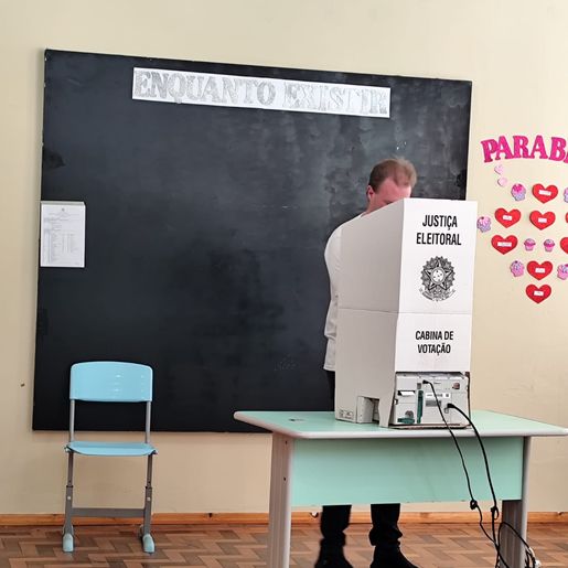 Candidato ao administrativo de São José do Cedro vota no começo da manhã