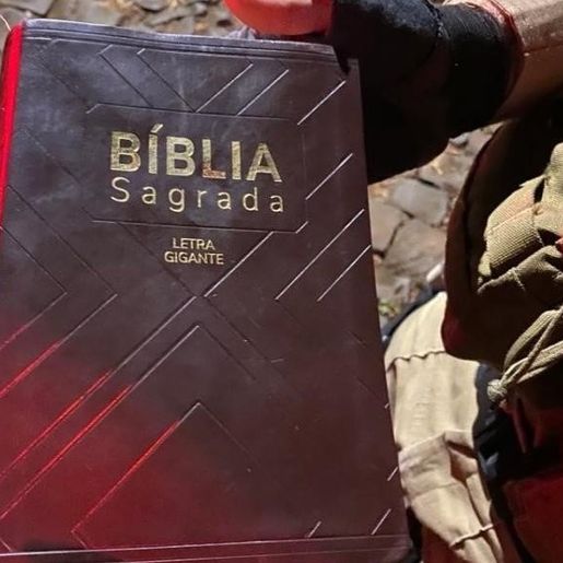 Homem usa bíblia para agredir esposa e faz ameaças com facão