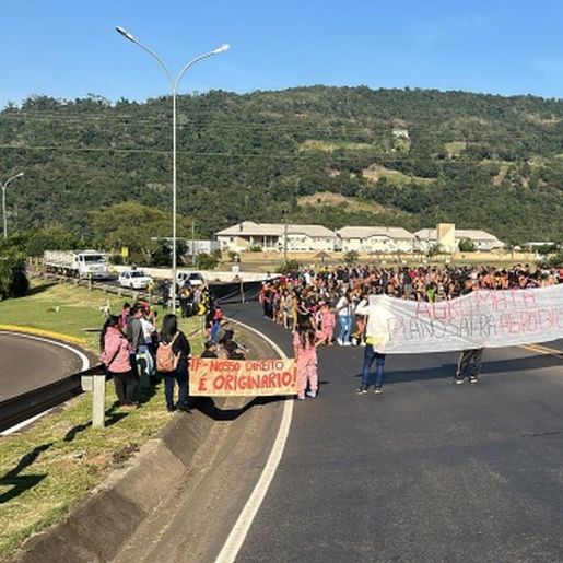 Indígenas ocupam rodovia durante manifestação no Oeste