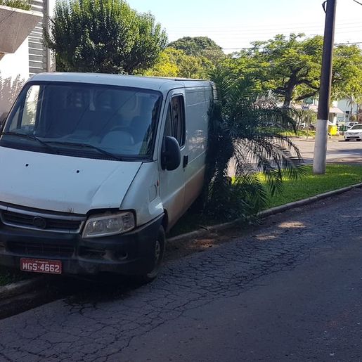 Motorista evita acidente com van sem freio no centro