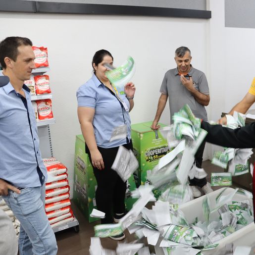 Cooper Itaipu faz sorteio de vales compras das filiais de Campo Erê
