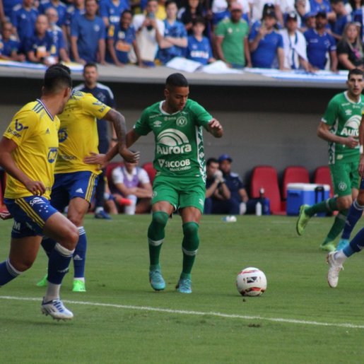 Segurando a pressão, Chapecoense consegue empate com Cruzeiro