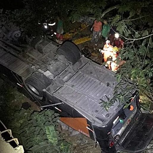 Ônibus com time de futebol cai de ponte e deixa mortos e feridos na BR-116