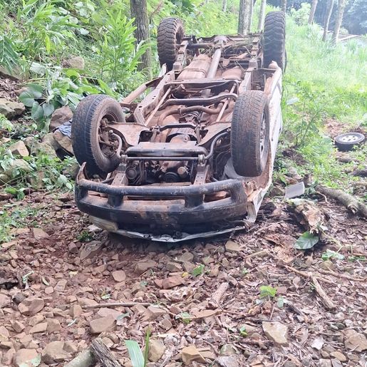 Motorista fica gravemente ferido após capotamento em ribanceira em São José do Cedro