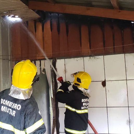 Idoso elimina vespas e causa princípio de incêndio em residência na linha Cristo Rei