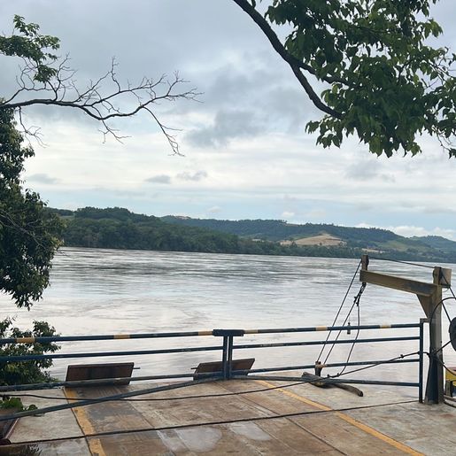 Cheia do Rio Uruguai interrompe travessia da barca, em Mondaí