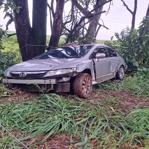Casal sai ileso de saída de pista na SC-163 em São João do Oeste