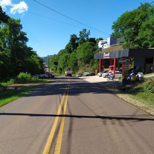 Colisão traseira deixa motociclista ferido