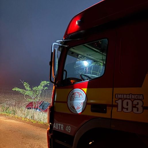 Homem fica ferido após carro sair da pista na BR-158 em Cunha Porã