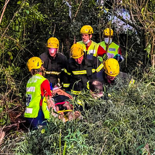 Jovem sofre ferimentos em saída de pista na BR-282; vídeo