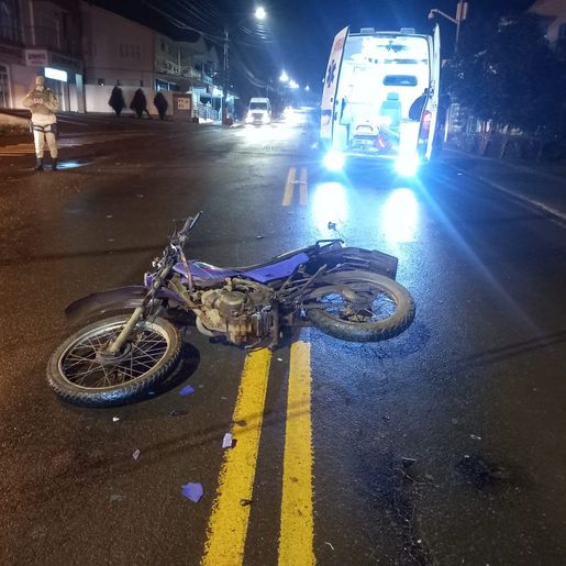 Duas pessoas ficam feridas em colisão entre carro e moto, em Riqueza