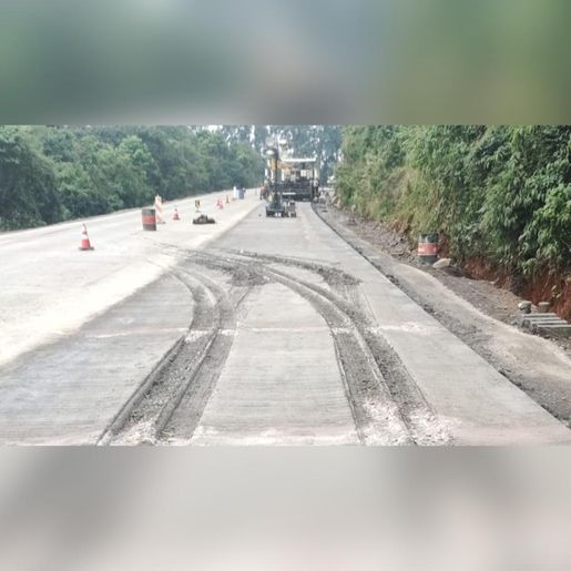 BR-163: caminhão passa por cima do concreto fresco e danifica 20 placas