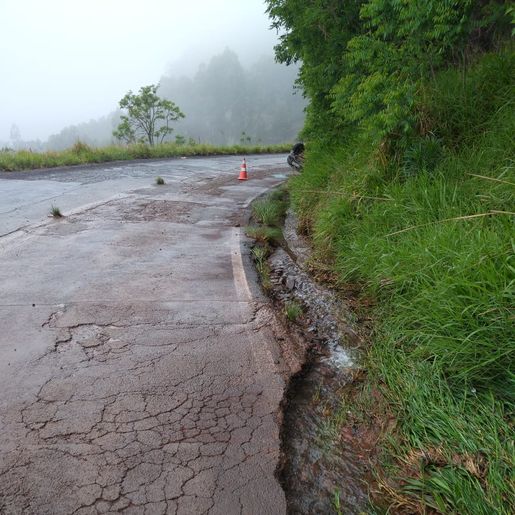 Condutor perde o controle da direção e capota na SC-305