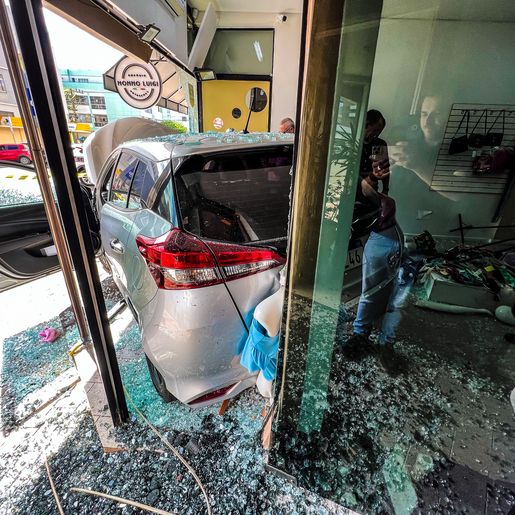 Mulher invade loja com o carro em São Miguel do Oeste; vídeo