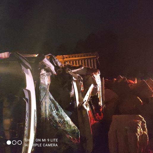 Caminhão sai da pista e capota na BR-158