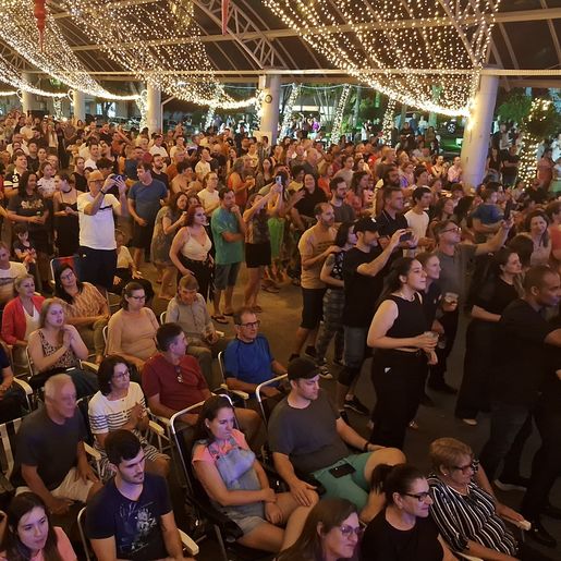 Camerata reúne grande público na praça central de São Miguel