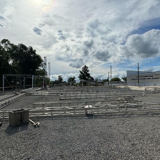 Palco de shows da Faismo 2024 começa a ser montado