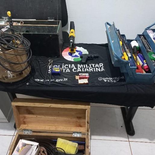 Homem é preso por violência doméstica, dano e posse de munição em SMO