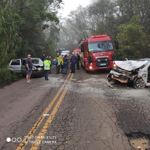 Cinco feridos em colisão entre dois veículos na SC-160