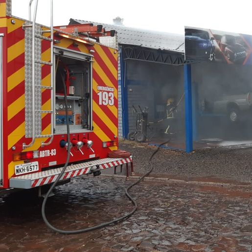 Veículo que estava em oficina mecânica pega fogo
